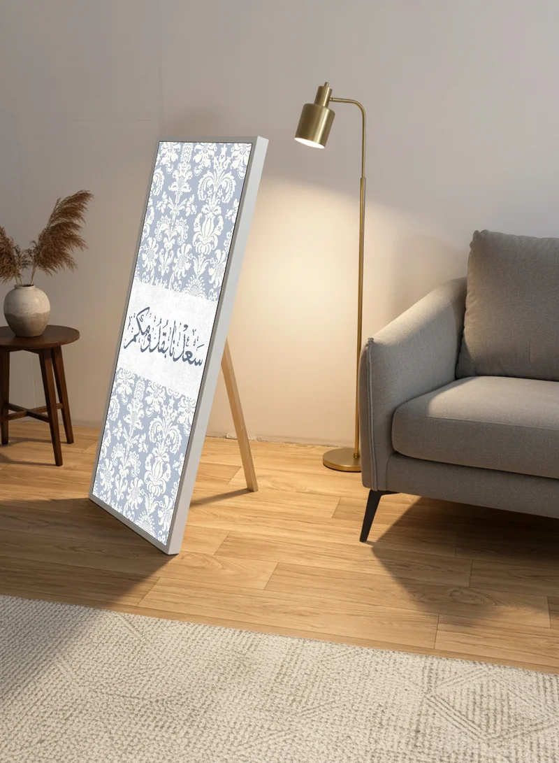 لوحة لوحة كانفاس على إطار خشبي بإطار خارجي أبيض مع حامل خلفي بتصميم سعدنا بقدومك